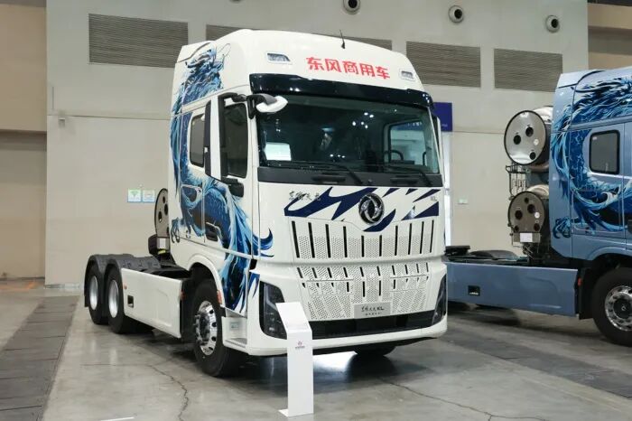 东风天龙KL燃气牵引车8.jpg 东风天龙KL燃气牵引车8.jpg