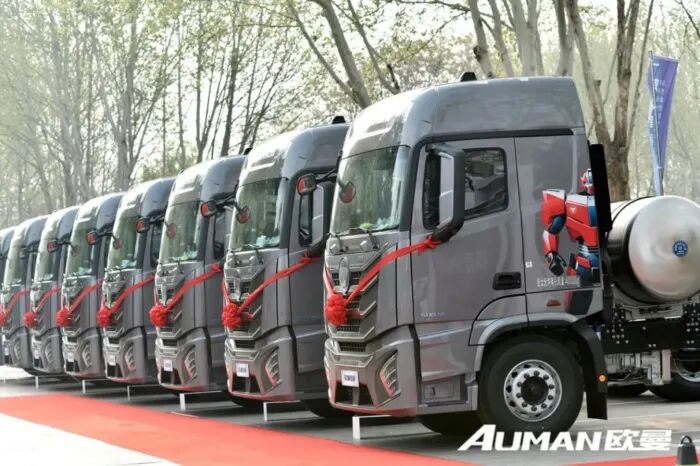 欧曼星翼13L00马力燃气牵引车.jpg 欧曼星翼13L00马力燃气牵引车.jpg