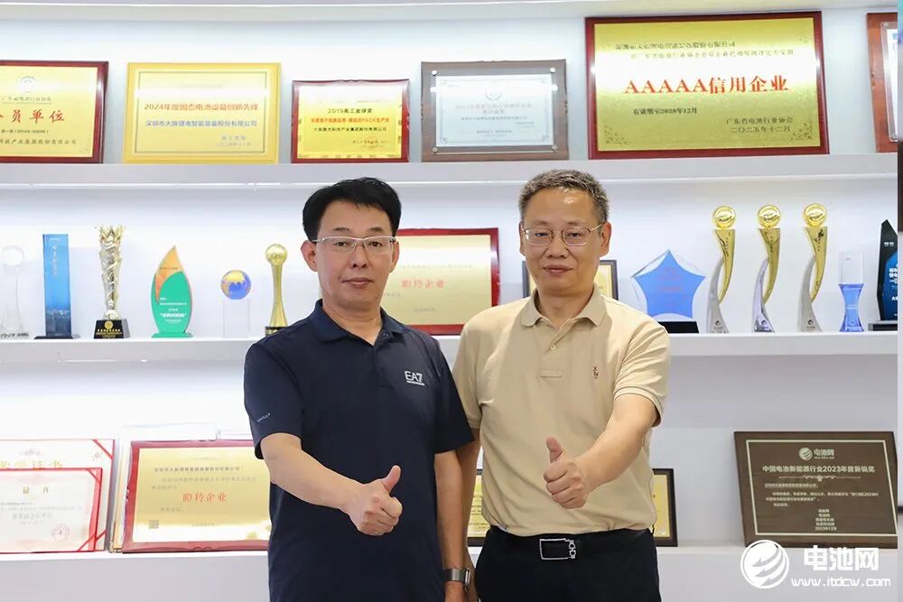 中关村新型电池技术创新联盟理事长/中国电池网、海融网创始人于清教(左)对话大族集团副总裁、大族锂电董事长王瑾(右) 摄影│常青 中关村新型电池技术创新联盟理事长/中国电池网、海融网创始人于清教(左)对话大族集团副总裁、大族锂电董事长王瑾(右) 摄影│常青